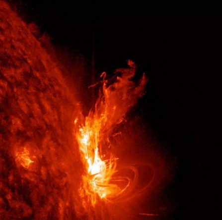 Tryskajúca svetelná žiara z&nbsp;obrovskej slnečnej erupcie, môže spôsobyť blackout!