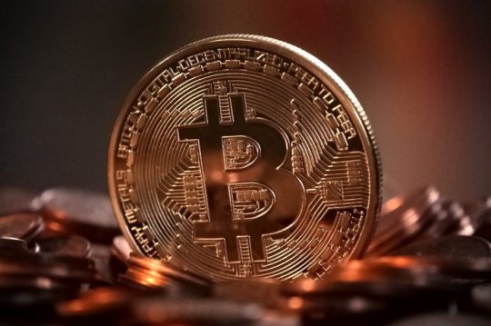 Bitcoin by mohl vyvolat finanční zhroucení, varuje zástupce Bank of England