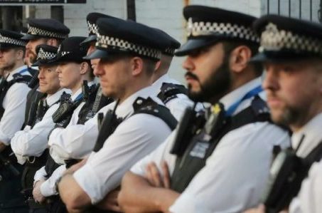 „Pokroková“ britská policie vyšetřuje zločiny proti transgenderismu – objevily se „transfobické“ nálepky s&nbsp;definicí pojmu „žena“
