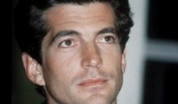 J.F. Kennedy junior žije. Je on tím tajemným Q?