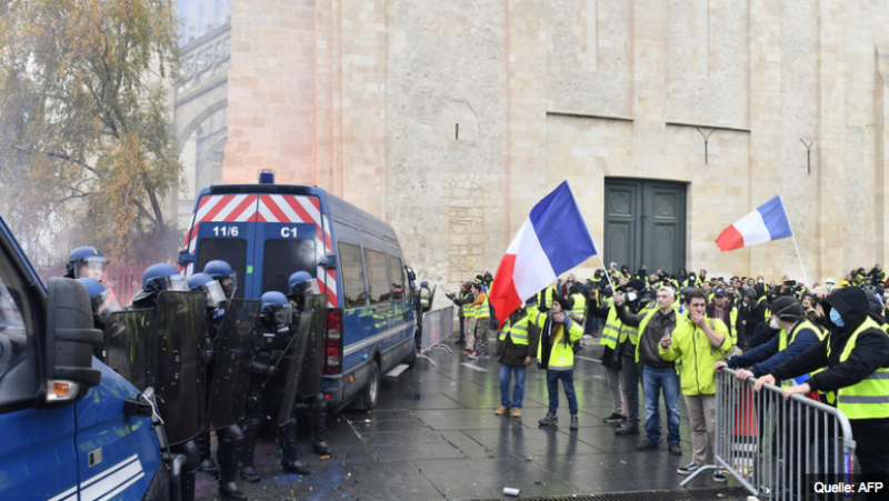 Policie přechází k žlutým vestám