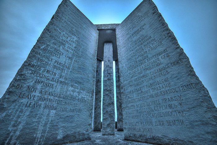 Georgijské poradní kameny: Americké Stonehenge a&nbsp;desatero Nového světového řádu