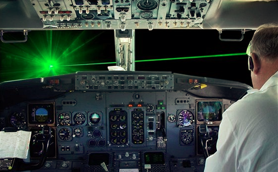 zelený laser a letadlo