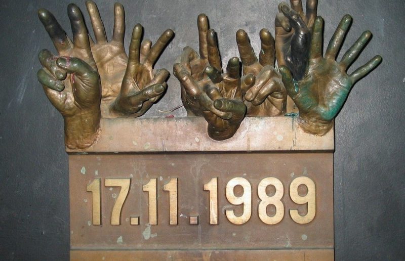 pameetní-deska-17_11_1989-revoluce