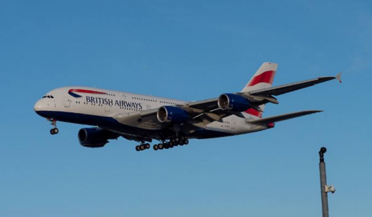 Čínská burza zastavena do 10.&nbsp;února a&nbsp;údajně tím začíná pád světové ekonomiky. British Airways a&nbsp;Lufthansa ruší veškeré lety do Číny