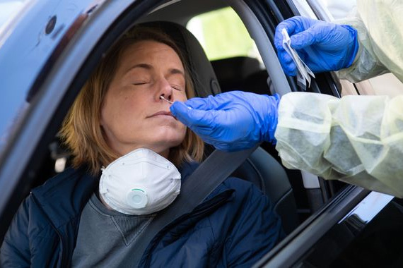 Informátorka z&nbsp;FEMA Celeste Solumová vysvětluje, že&nbsp;PCR „test“ je implantace mikročipu