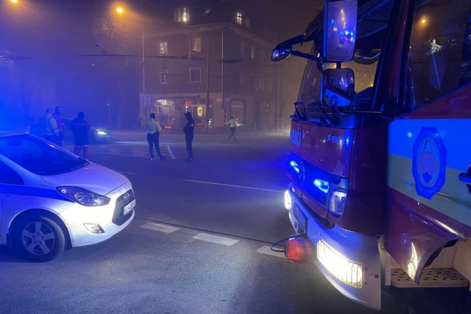 Netradiční zásah v&nbsp;Bratislavě, na ulici vystřelují kanalizační poklopy