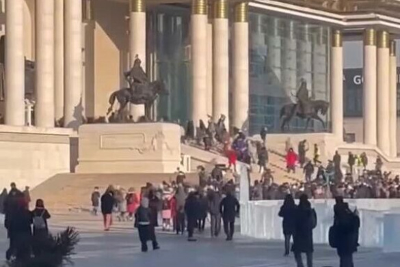 Mongolsko: 13 miliard dolarů z&nbsp;veřejných prostředků zmizelo, protestující vtrhli do sídla vlády