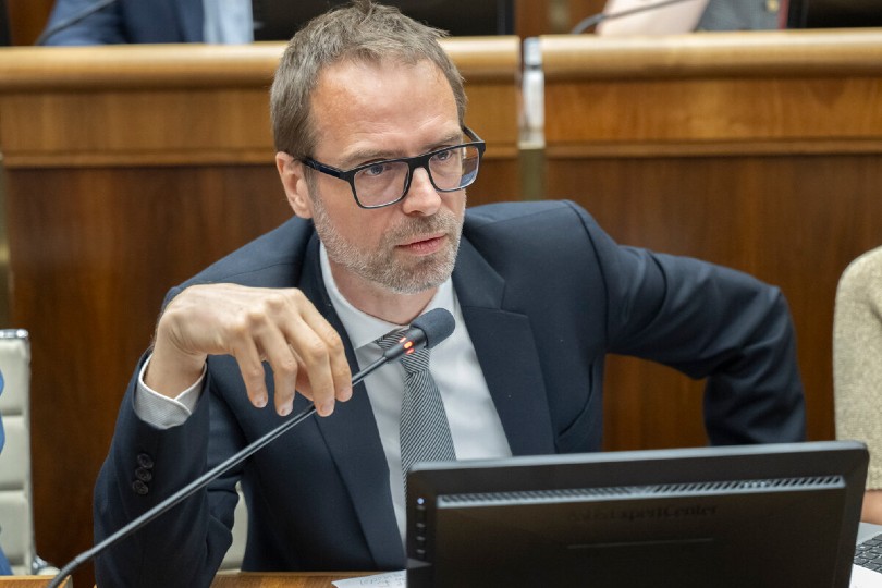 Slovenského poslance Szalaye čeká výslech. Za očkování proti covidu mu teoreticky hrozí doživotí