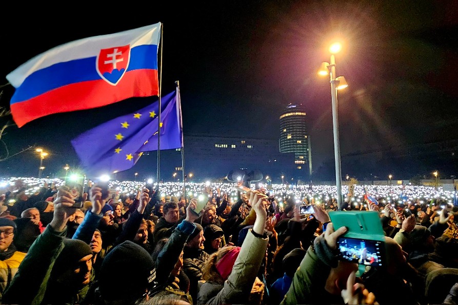 Slovenská opozice se už ani netají, že&nbsp;chce „shodit“ vládu premiéra Fica