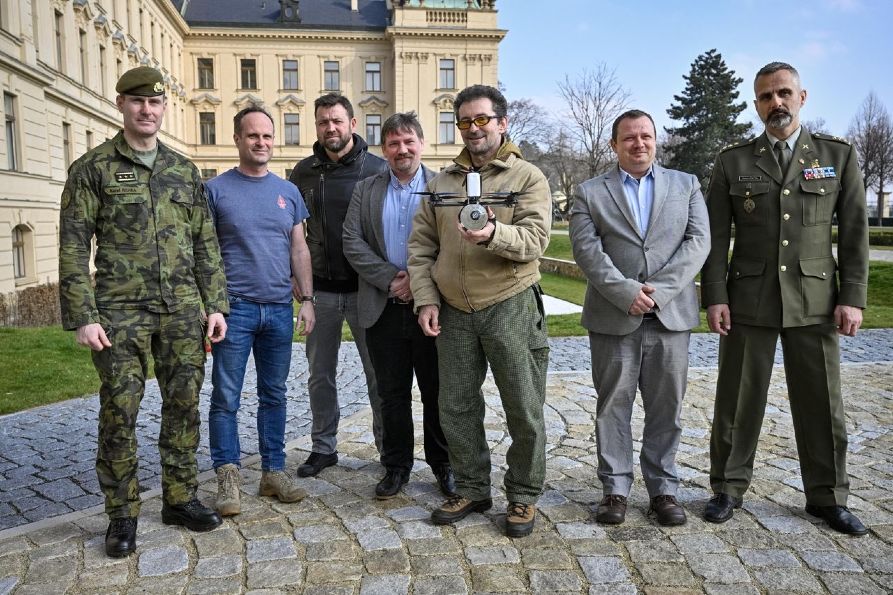 Vetchého dronovou inciativu vyšetřuje vojenská policie. Podezřívá ji z&nbsp;překupnictví zbraní a&nbsp;zneužití armády