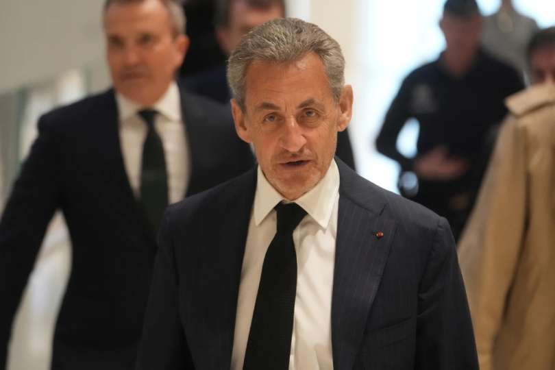 Pařížský soud rozhoduje o&nbsp;nezákonném financování Sarkozyho kampaně. Hrozí mu až 10 let odnětí svobody