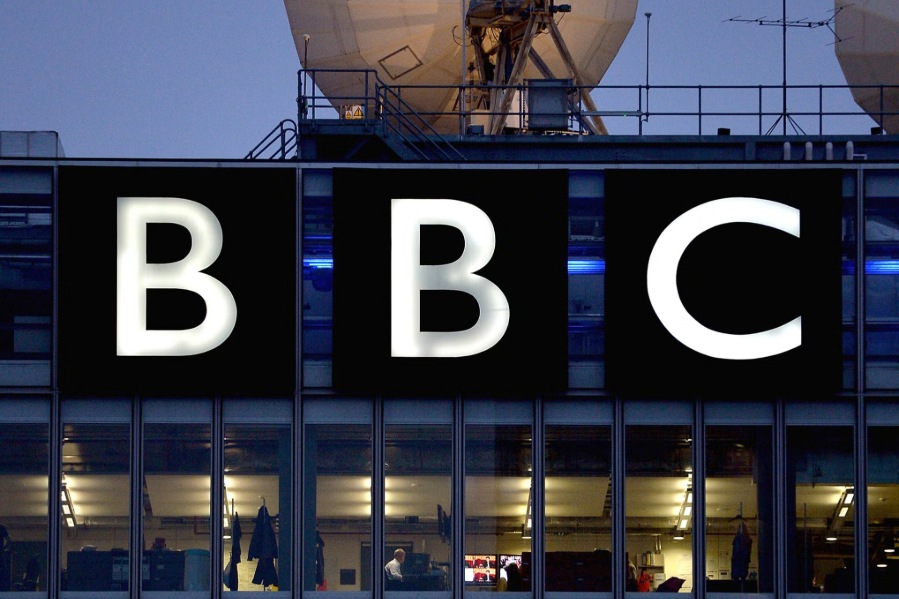 Trump chce žalovat BBC a&nbsp;Britové odmítají platit koncesionářské poplatky